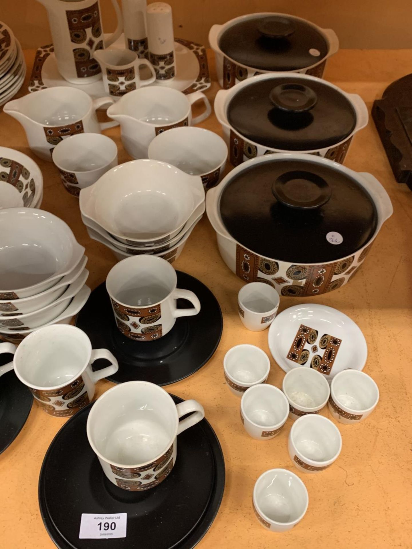AN EXTENSIVE J AND G MEAKIN RETRO DINNER SERVICE TO INCLUDE AN EARTHENWARE COFFEE SET WITH COFFEE - Image 4 of 12