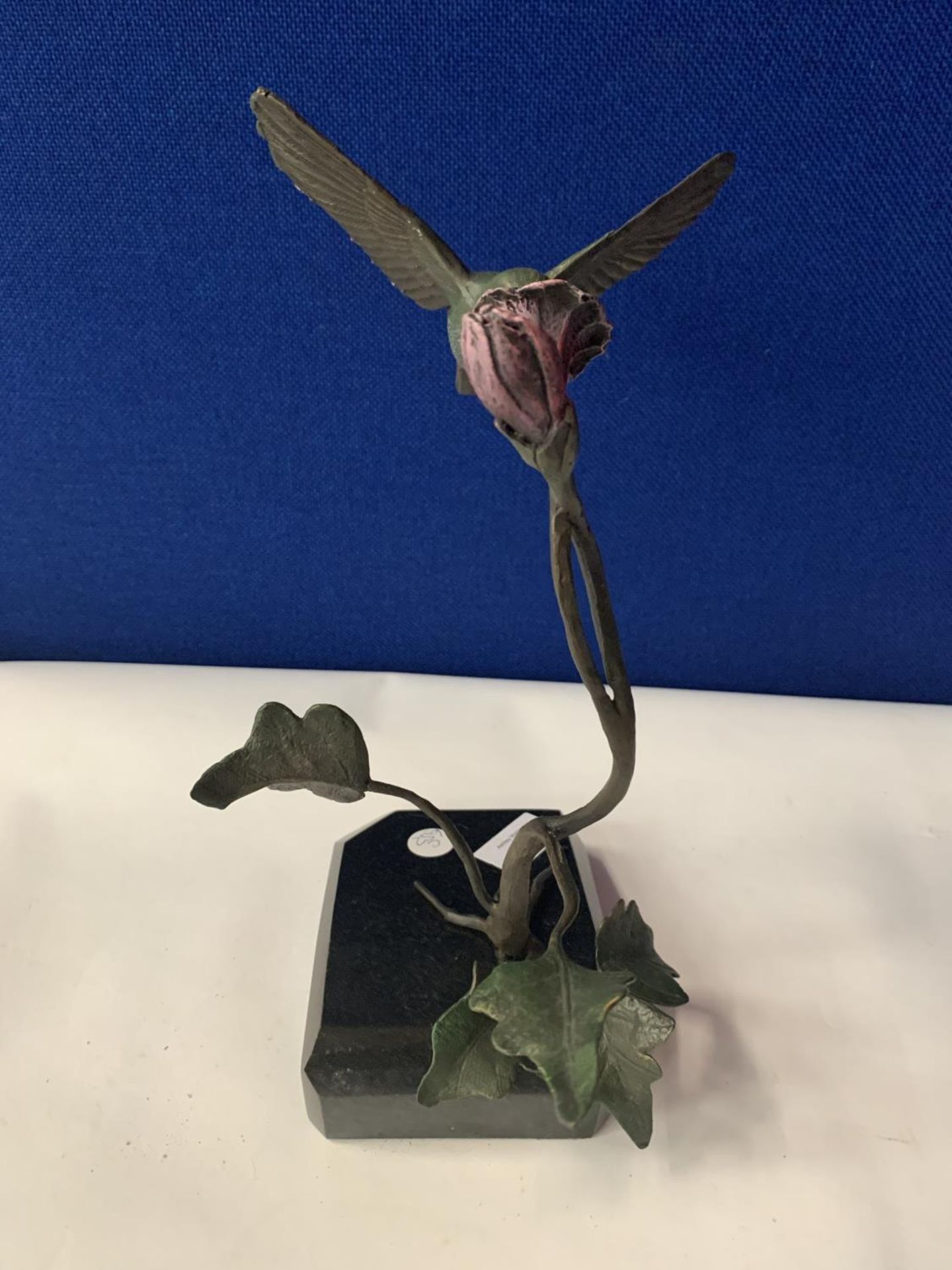 A CAST SCULPTURE OF A HUMMING BIRD ON A GRANITE BASE - Image 8 of 15