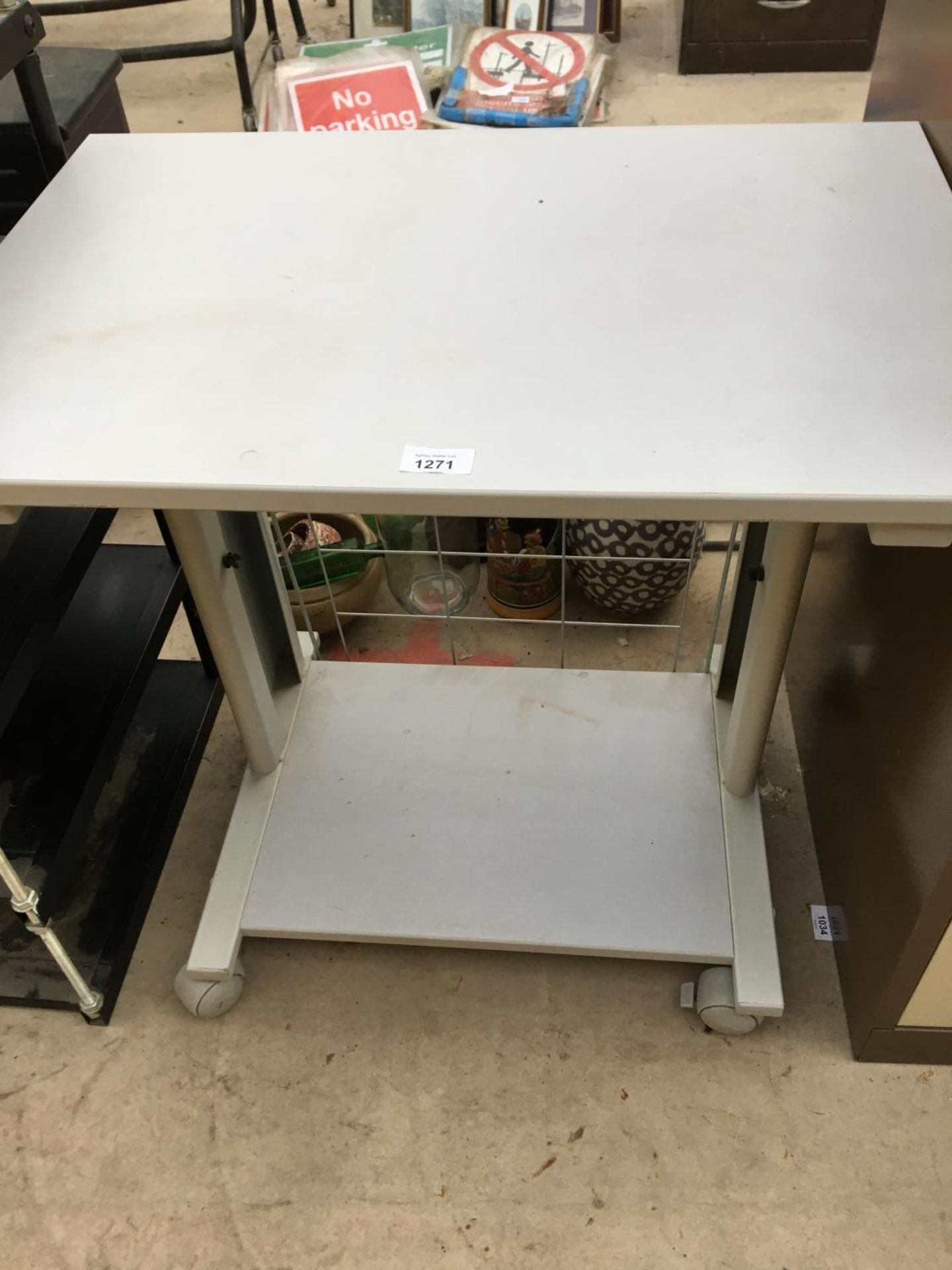 A PLASTIC AND METAL COMPUTER TABLE AND A HEAVY METAL FOUR SHELF UNIT - Image 2 of 3