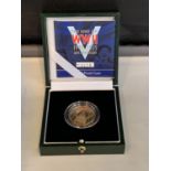 A 2005 GOLD PROOF £2 COIN END OF WW2 1945 IN A PRESENTATION BOX WITH CERTIFICATE