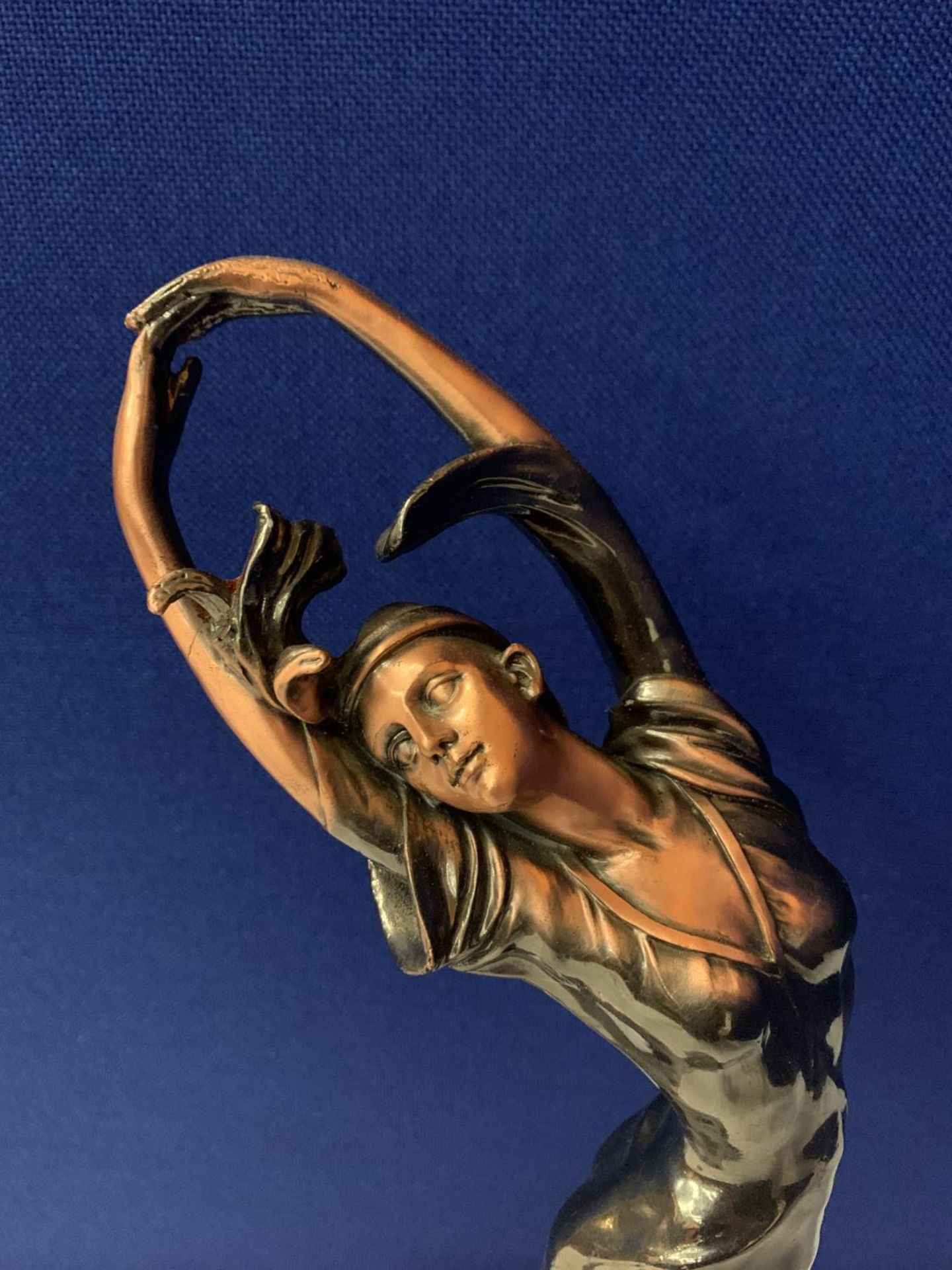 AN ART DECO STYLE RESIN DANCING LADY - Image 5 of 12