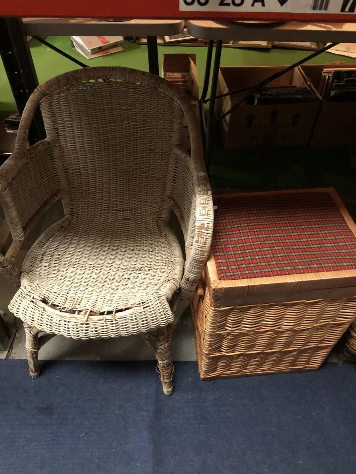 AN ASSORTMENT OF WICKER WARE TO INCLUDE A LLOYD LOOM CHAIR (A/F) AND VEGETABLE STAND - Image 2 of 3