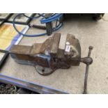 A LARGE VINTAGE CAST IRON BENCH VICE