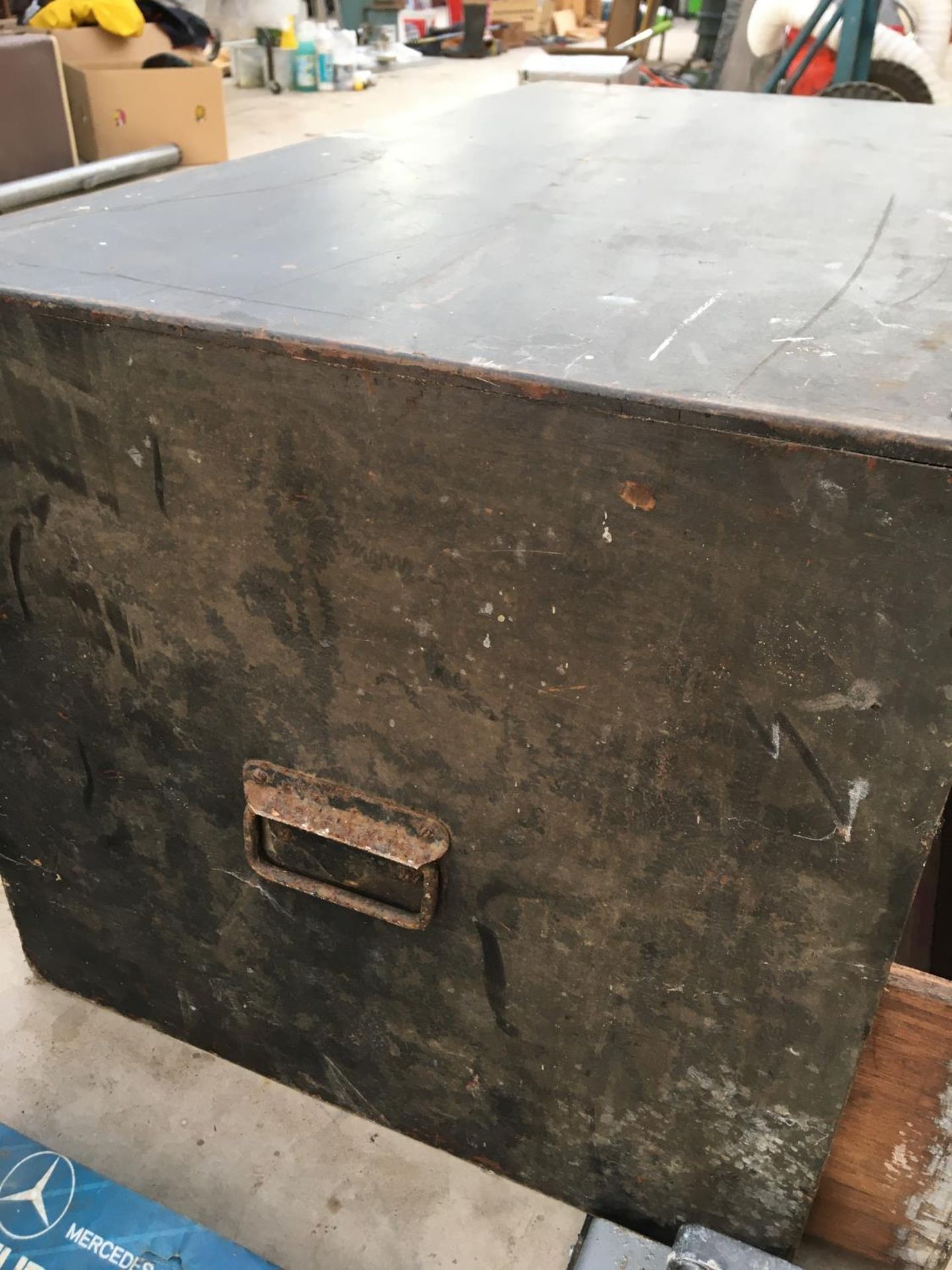 A THREE DRAWER VINTAGE WOODEN CHEST, WIDTH 91CM, DEPTH 50CM, HEIGHT 46CM - Image 4 of 4