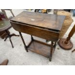 A SMALL EARLY 20TH CENTURY OAK DROP LEAF SIDE TABLE