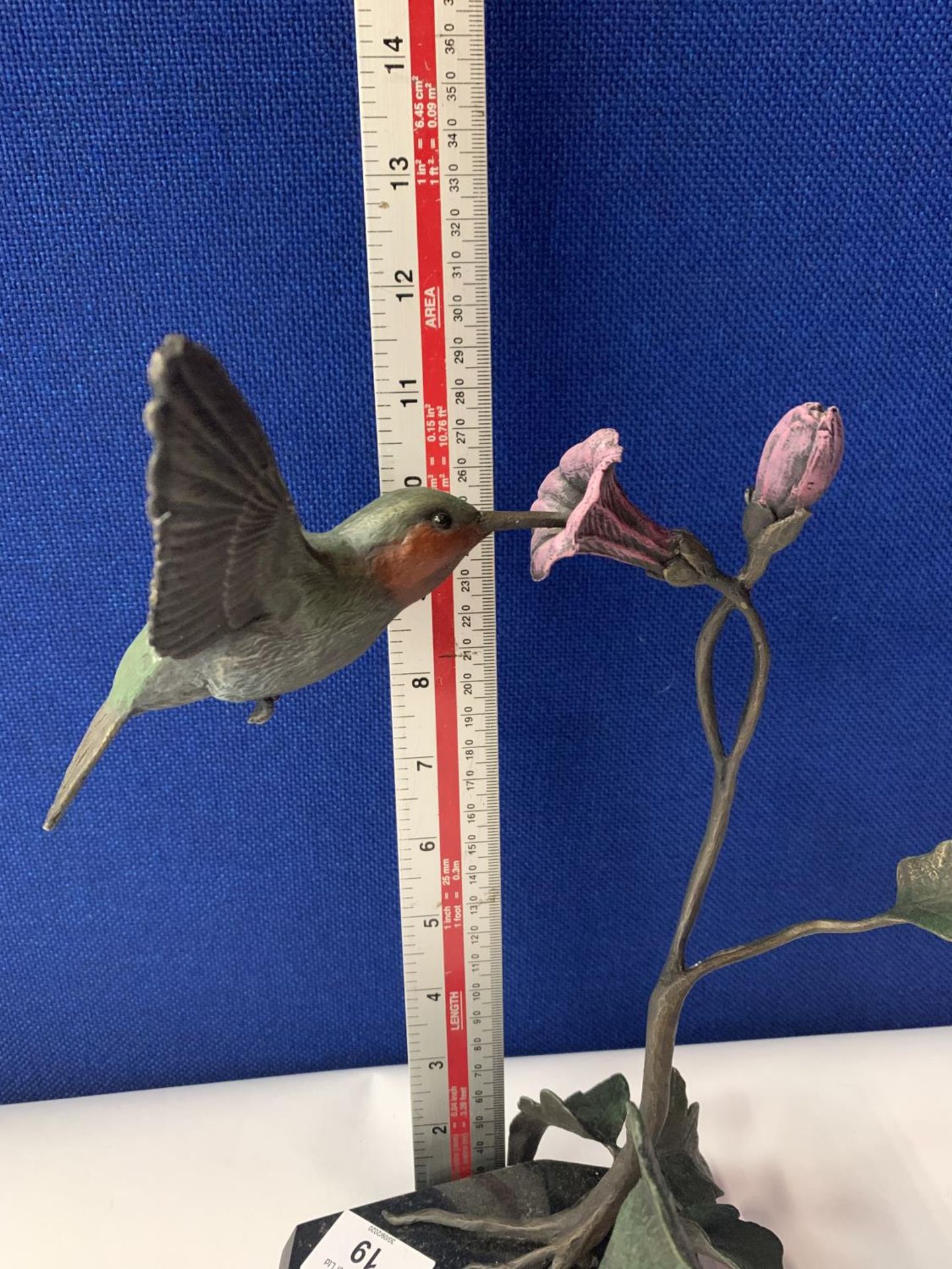 A CAST SCULPTURE OF A HUMMING BIRD ON A GRANITE BASE - Image 14 of 15