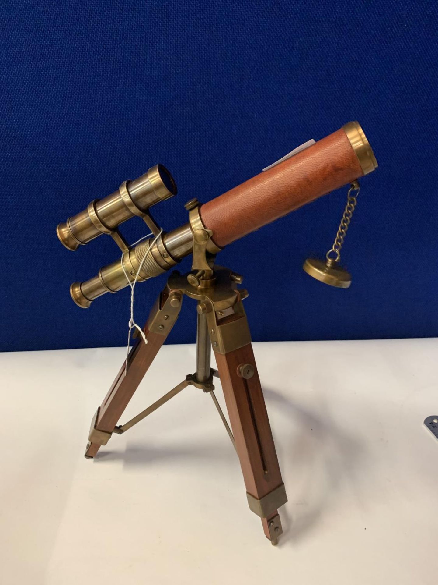 A BRASS AND LEATHER TELESCOPE ON A WOODEN STAND - Image 5 of 15