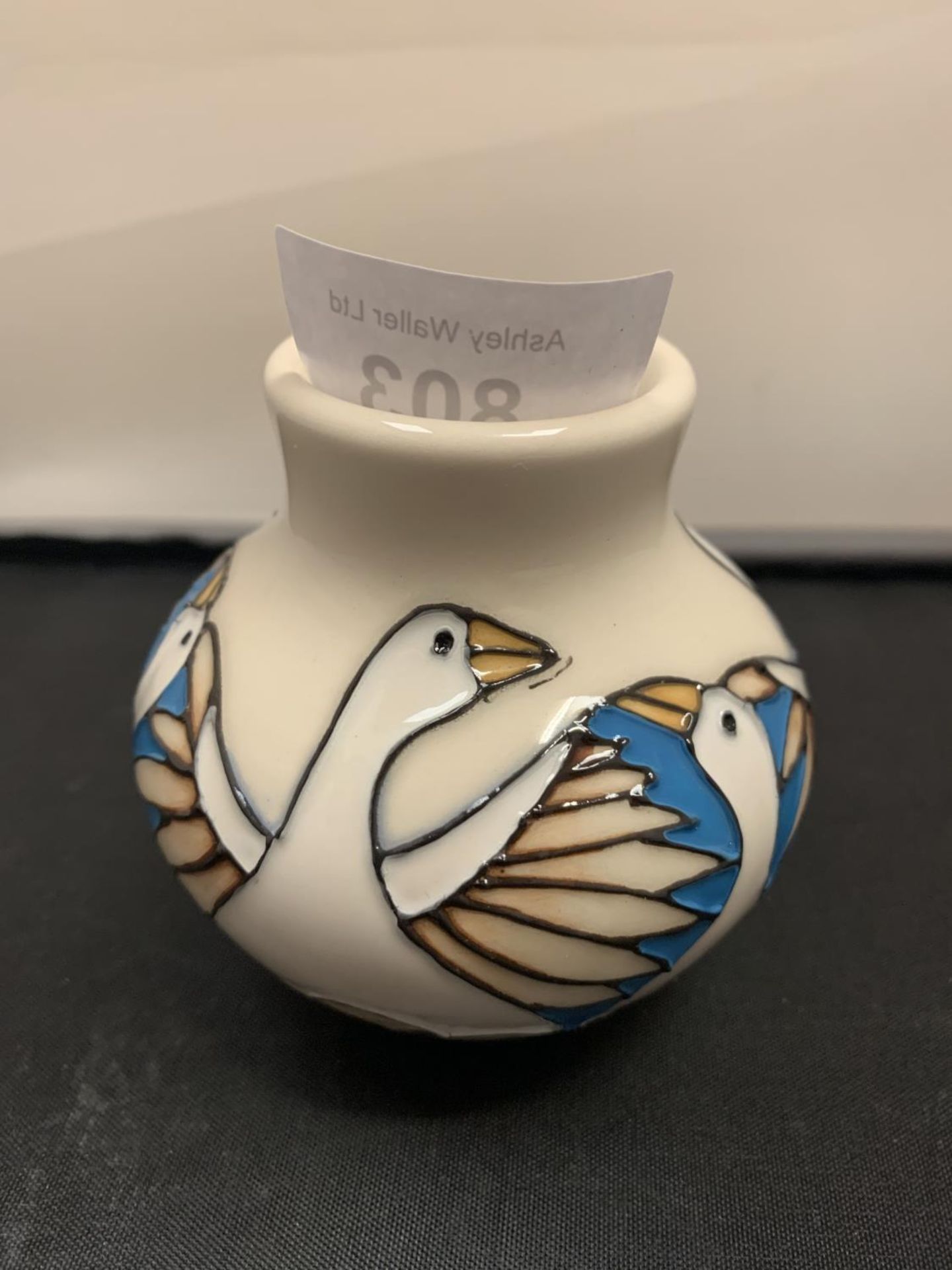 A MOORCROFT SIX GEESE LAYING 3 INCH VASE - Image 2 of 3