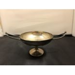 AN ART NOUVEAU STYLE HALLMARKED LONDON SILVER DOUBLE HANDLED KYLIX DISH , 192G