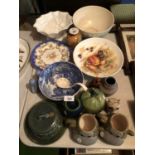 A QUANTITY OF CERAMIC WARE TO INCLUDE A RETRO GREEN BAKING BOWL