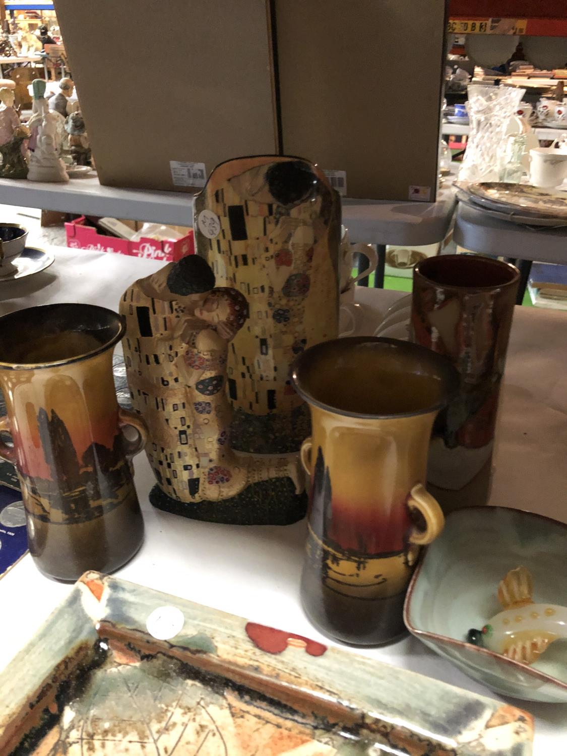 A SELECTION OF CONTEMPORARY POTTERY TO INCLUDE A FRED BRAMHAM HANGING PLATE AND A VASE IN THE - Image 2 of 4