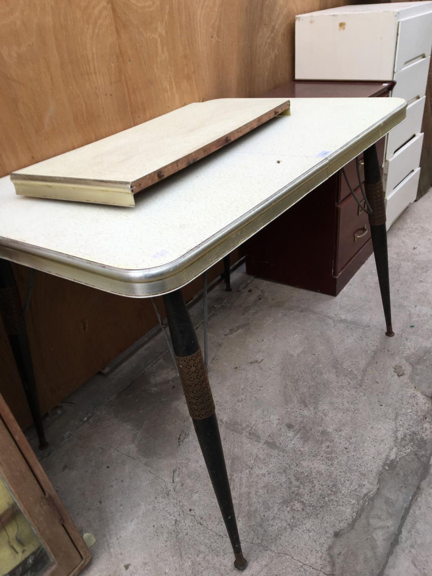 A RETRO FORMICA TOP KITCHEN DINING TABLE WITH EXTRA LEAF WITH METAL SUPPORTING LEGS