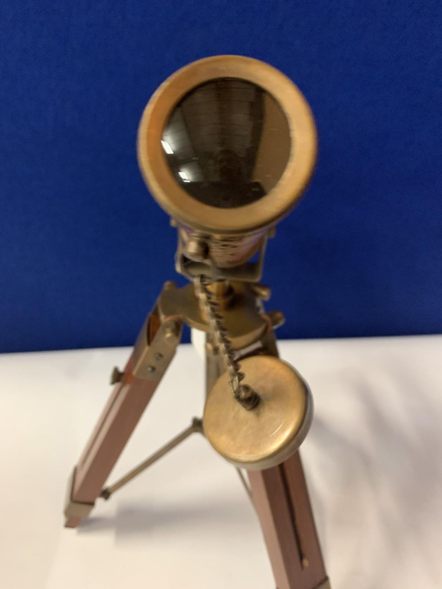 A BRASS AND LEATHER TELESCOPE ON A WOODEN STAND - Image 11 of 15