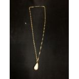 A SIMULATED PEARL DROP PENDANT ON A 9CT GOLD NECKLACE 2.8 GRAMS