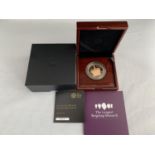 A 2015 GOLD PROOF £5 COIN IN A PRESENTATION BOX WITH CERTIFICATE