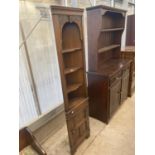 AN OAK JAYCEE FOUR TIER OPEN CORNER CUPBOARD WITH PANEL DOOR TO THE BASE, 18" WIDE