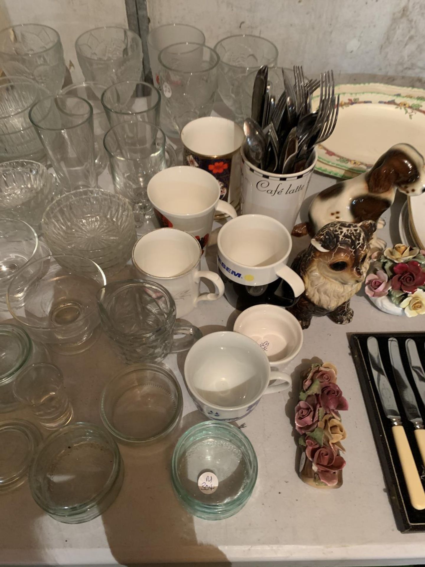 A LARGE ASSORTMENT OF GLASS, CHINA AND FLATWARE - Image 3 of 4