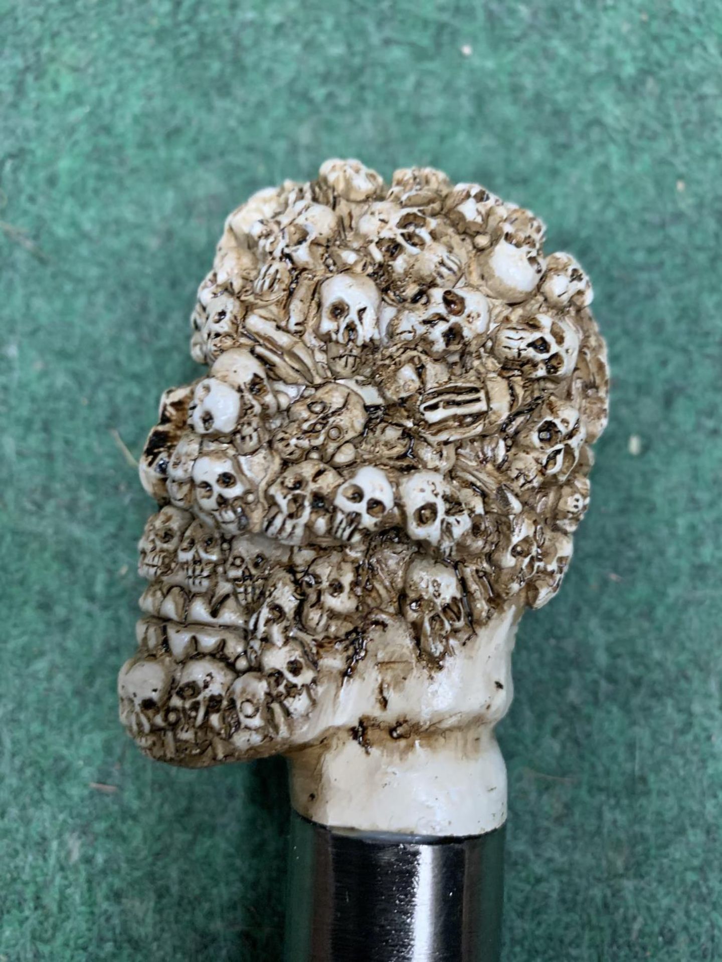 A CARVED SKULL HANDLE WALKING STICK - Image 4 of 4