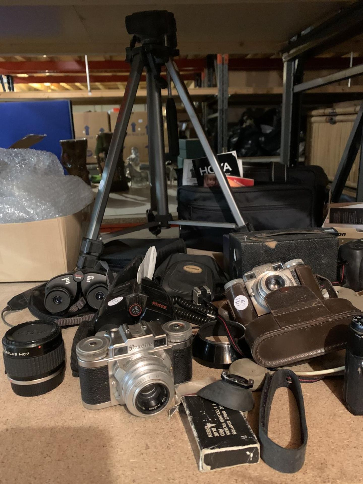 A QUANTITY OF CAMERAS TO INCLUDE ZENIT, VIVIT, PAXETTE, TWO PAIR OF BINOCULARS AND A TRIPOD - Image 4 of 4