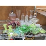 A QUANTITY OF GLASSWARE TO INCLUDE CLEAR MIXED ITEMS, ROSE TINT LAMP AND BOWL, GREEN GLASS BOWLS