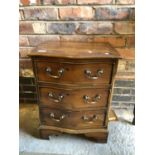A SMALL WOODEN CHEST OF DRAWERS WITH DROP METAL HANDLES