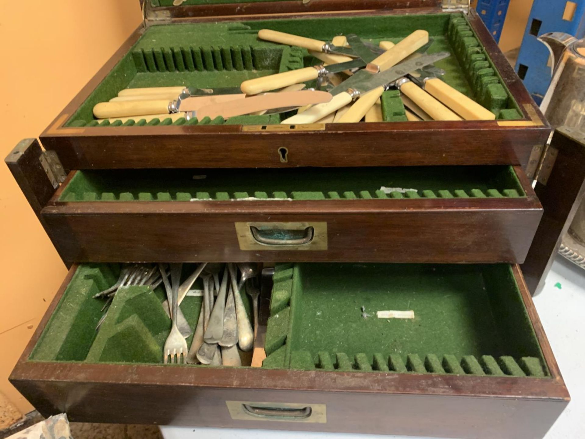 A VINTAGE CANTEEN OF CUTLERY BOX WITH TWO DRAWERS AND A SMALL AMOUNT OF FLATWARE - Image 3 of 4
