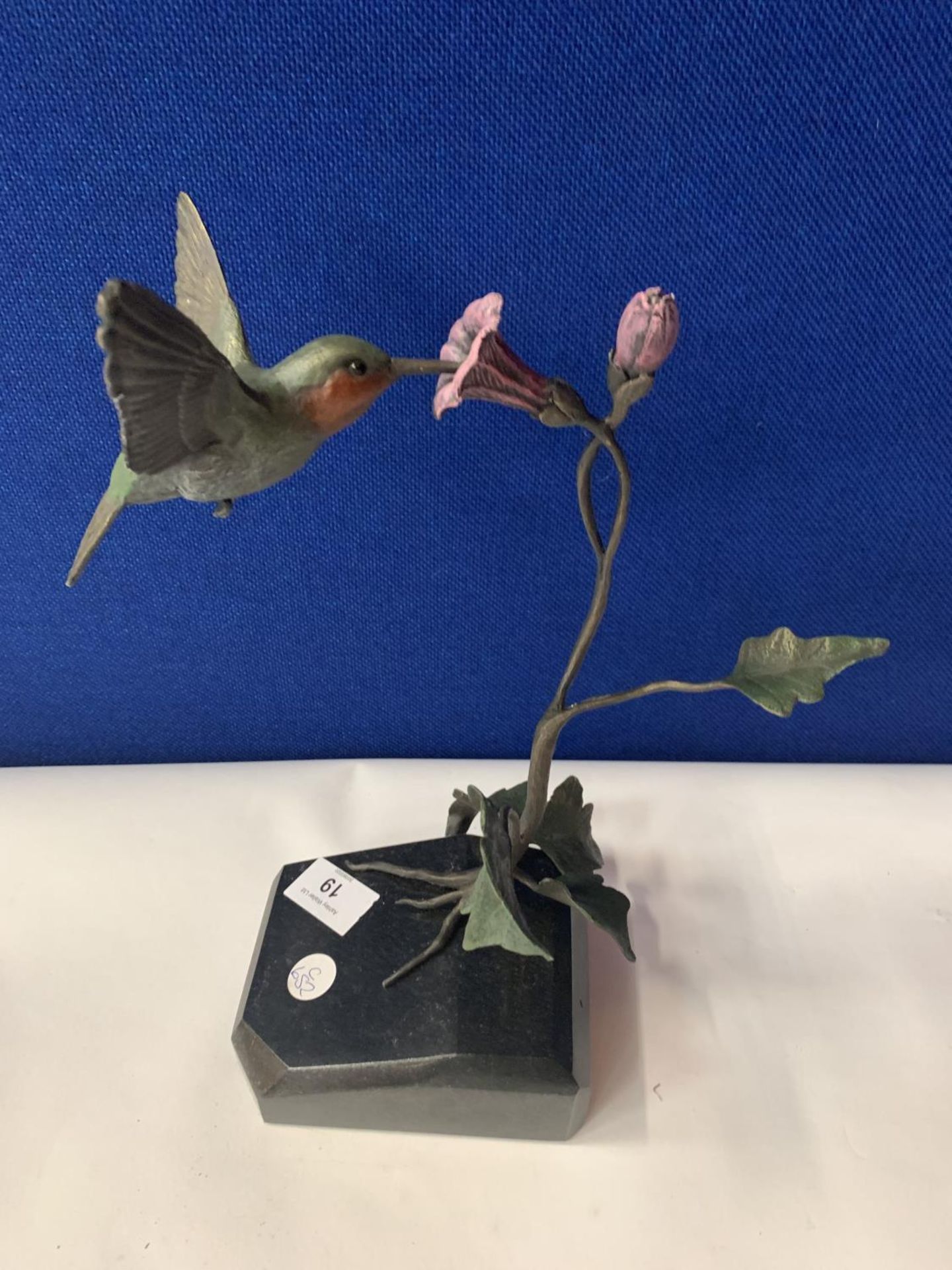 A CAST SCULPTURE OF A HUMMING BIRD ON A GRANITE BASE - Image 10 of 15