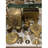 A LARGE SELECTION OF BRASSWARE TO INCLUDE FIRE SIDE ITEMS, BELLOWS, SCUTTLE ETC
