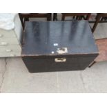 A STAINED WOODEN SILVER CHEST LINED WITH GREEN BAIZE, LIFT-OUT SHELF WITH MILITARY CHEST STYLE