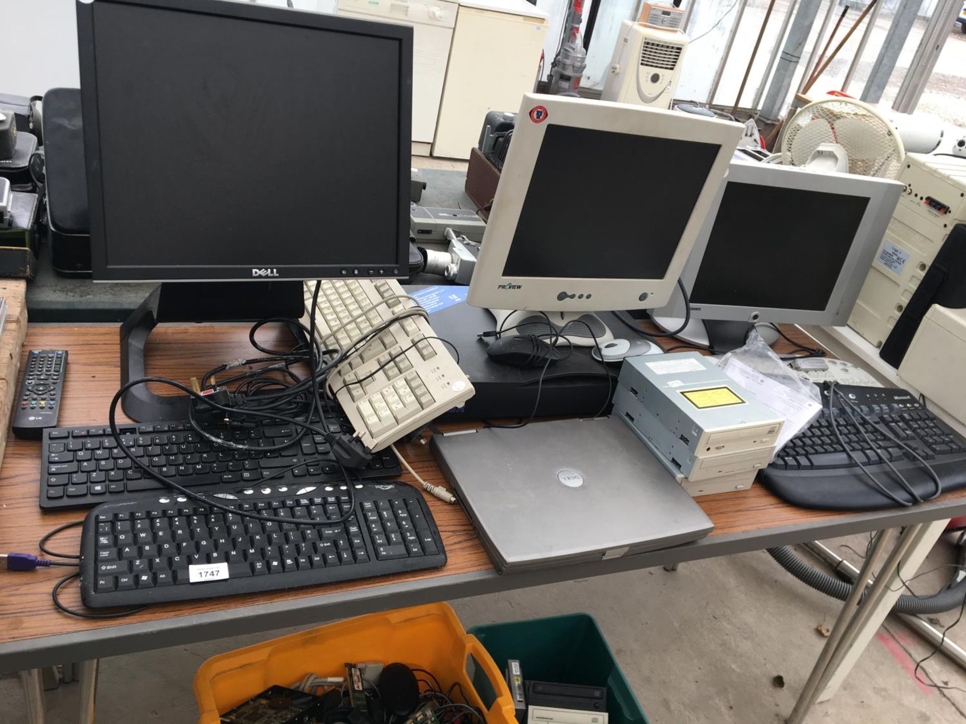 VARIOUS COMPUTER PARTS TO INCLUDE MONITORS, KEYPADS ETC