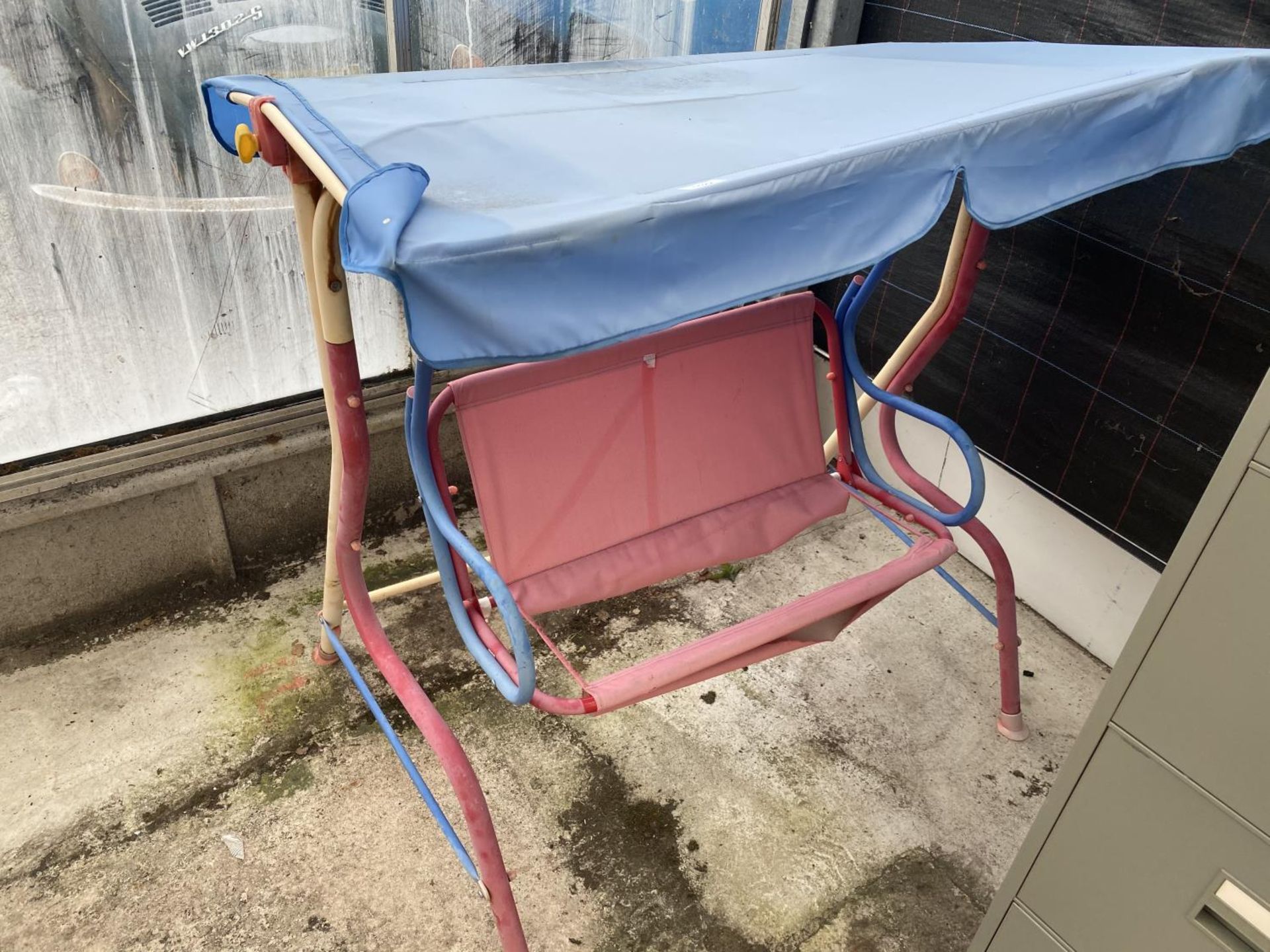 A CHILD'S SWING SEAT (REQUIRES REPAIR TO SEAT)
