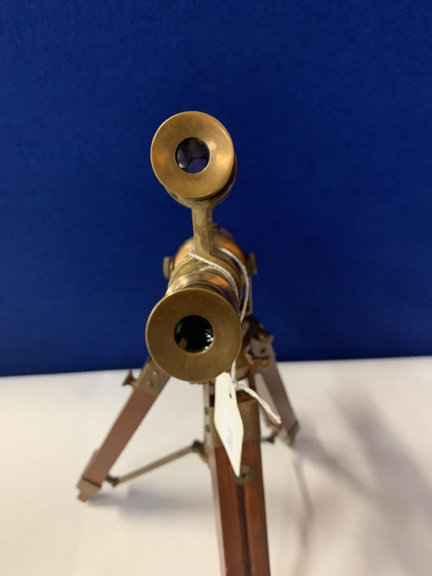 A BRASS AND LEATHER TELESCOPE ON A WOODEN STAND - Image 7 of 15