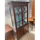 AN EDWARDIAN MAHOGANY AND INLAID TWO DOOR DISPLAY CABINET WITH CUPBOARDS TO THE BASE, 34" WIDE