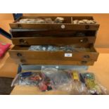 A LARGE AMOUNT OF NEW AND OLD MECCANO IN A SMALL FOUR DRAWER VINTAGE UNIT TO INCLUDE INSTRUCTION