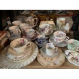 A GROUP OF CERAMICS TO INCLUDE FOUR COMMENORATIVE MUGS, SEVERAL CUPS AND SAUCERS, COTTAGE BUTTER