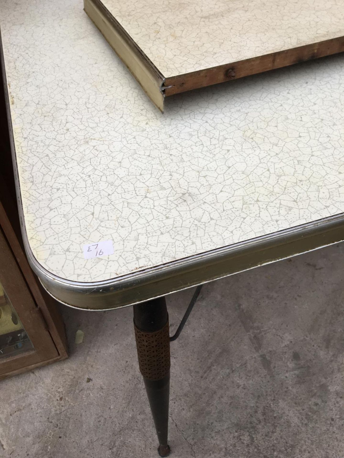 A RETRO FORMICA TOP KITCHEN DINING TABLE WITH EXTRA LEAF WITH METAL SUPPORTING LEGS - Image 4 of 4