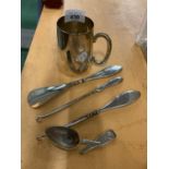 A QUANTITY OF HALLMRKED SILVER AND PLATE TO INCLUDE A SMALL TANKARD, BUTTON HOOKS, SHOE HORN