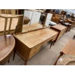 A VINTAGE "AC" HANDCRAFT QUALITY DRESSING TABLE WITH TRIPLE MIRROR AND MATCHING CHEST OF SIX DRAWERS