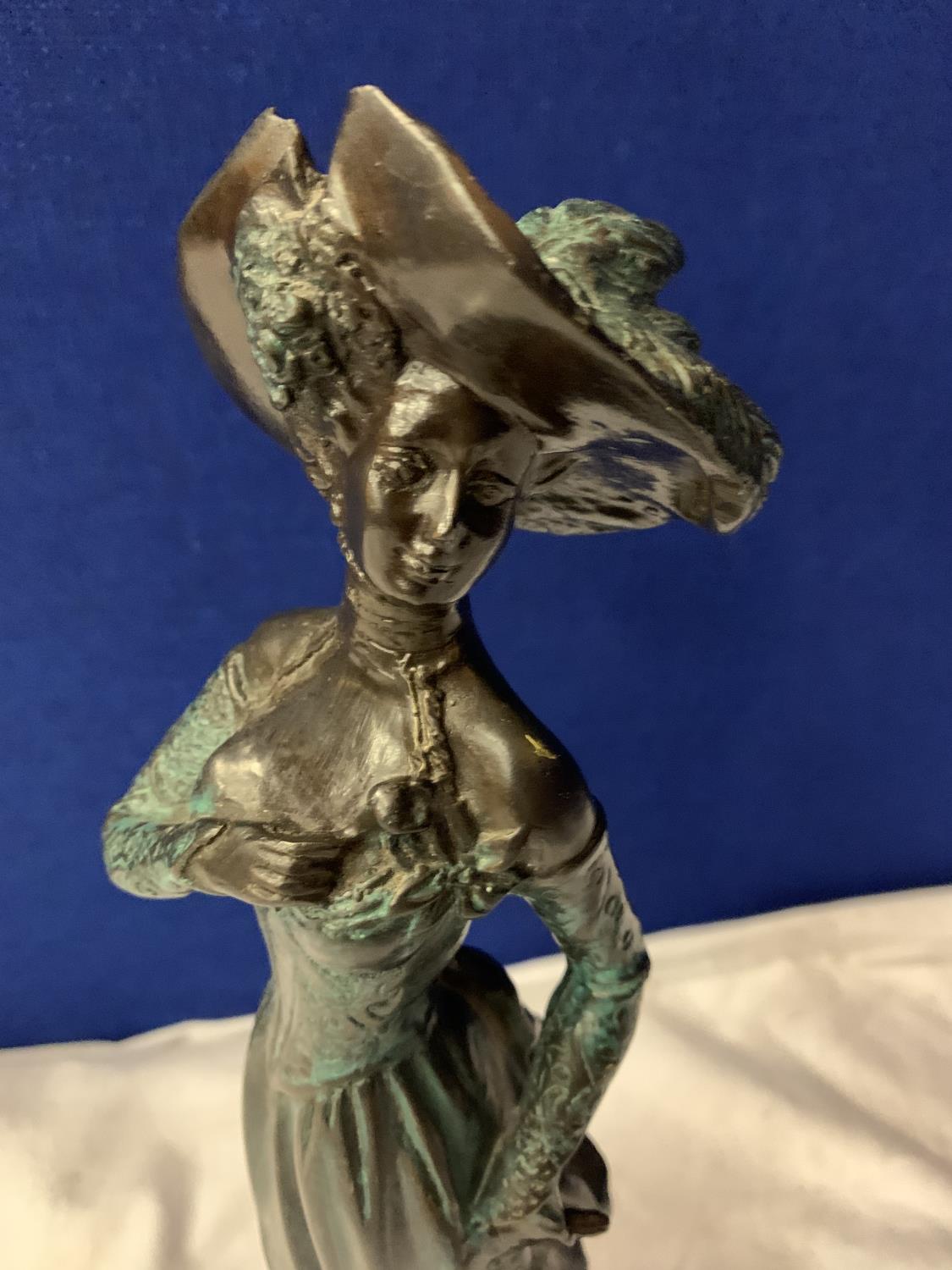A BRONZE FIGURINE AN OF EDWARDIAN LADY WITH HER DOG - Image 5 of 5