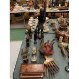 AN ASSORTMENT OF CARVED ITEMS TO INCLUDE AFRICAN FIGURINES ETC