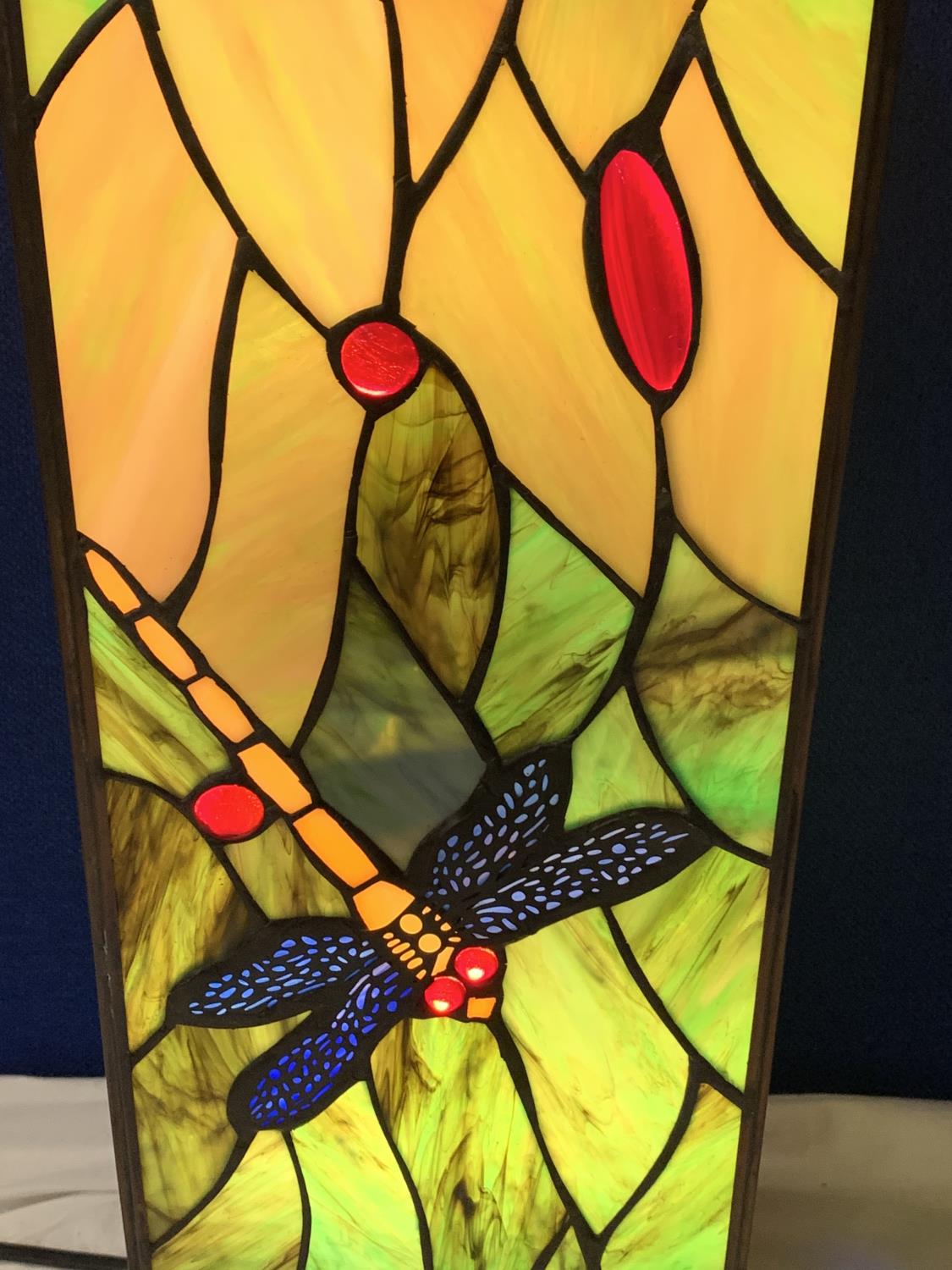 A LARGE TABLE LAMP IN THE ART DECO STYLE WITH DRAGONFLY DECORATION - Image 2 of 3