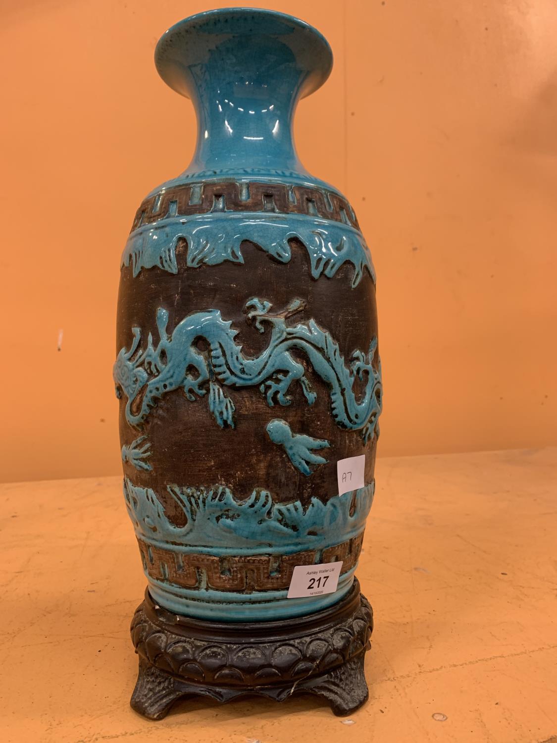A LARGE TURQUOISE VASE WITH RELIEF MOULDED DRAGON DESIGN, UNMARKED TO BASE