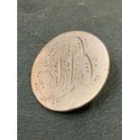 A GEORGIAN JACKET BUTTON WITH ENGRAVED DETAIL