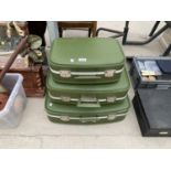 A SET OF THREE VINTAGE SUITCASES
