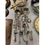 AN ASSORTMENT OF SILVER PLATE AND BRASS ITEMS