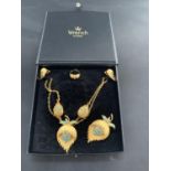 A BOXED NECKLACE AND BROOCH SET