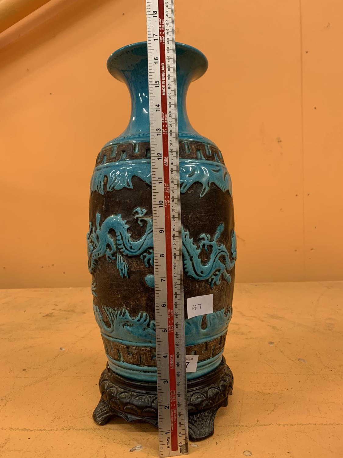 A LARGE TURQUOISE VASE WITH RELIEF MOULDED DRAGON DESIGN, UNMARKED TO BASE - Image 4 of 4