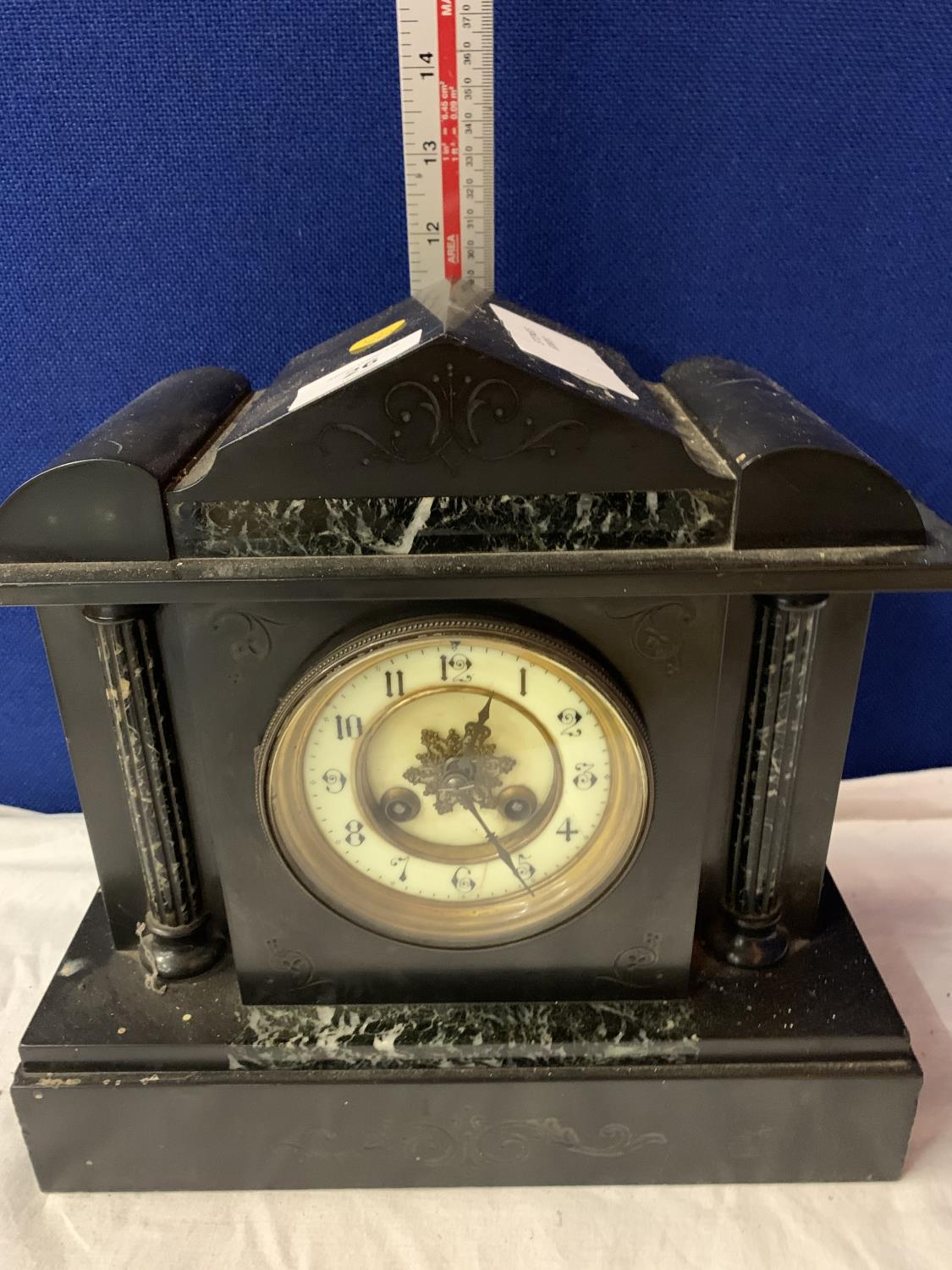 A VINTAGE POLISHED SLATE AND MARBLE MANTLE CLOCK - Image 4 of 5