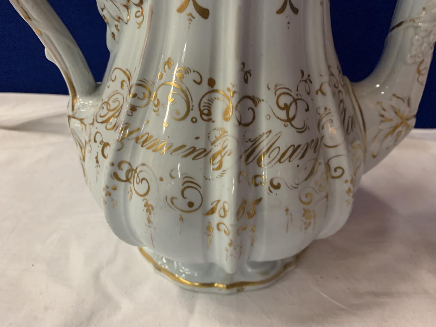 A STAFFORDSHIRE STONEWARE 'SMEAR GLAZE' COFFEE POT WITH METAL HINGED LID AND GOLD PAINTED DETAIL - Image 3 of 5