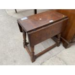 A SMALL OAK DROP LEAF OCCASIONAL TABLE